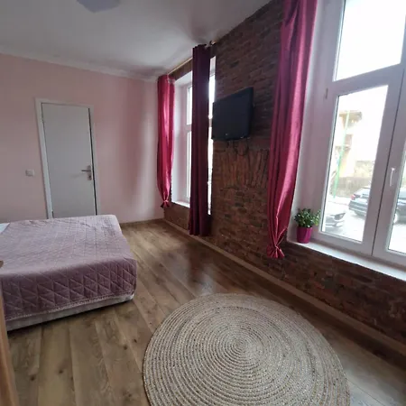 Old בית הארחה