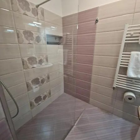 Old בית הארחה