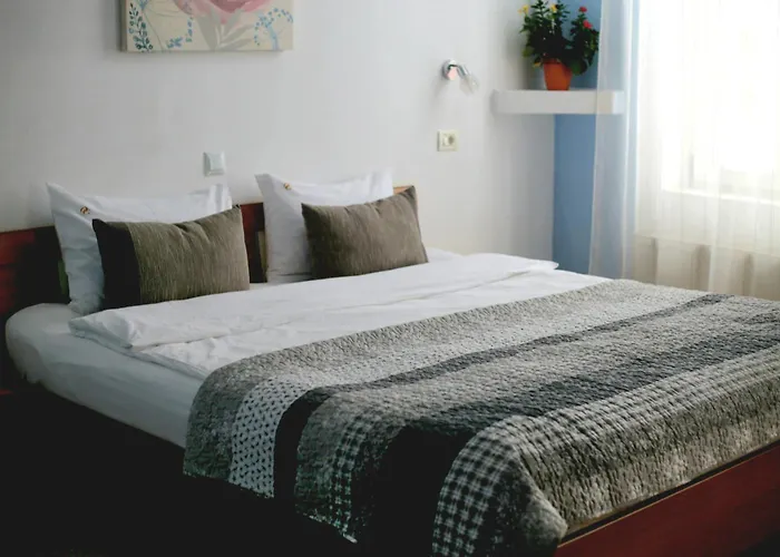 Old בית הארחה